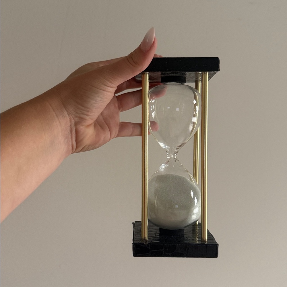 MUST GO THIS WEEK 🔥Black and Gold Hourglass Timer